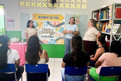 Equipe de coordenação geral da SMECT acompanha reuniões de pais nas escolas