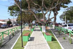 Prefeitura entrega revitalização da Praça de Manguinhos