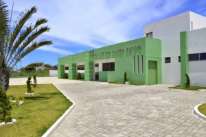 Escola Municipal Herval Luiz dos Santos Batista, na área central, é um dos principais colégios eleitorais do município 