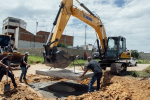 Secretaria de Obras substitui tampas de bueiros em localidades do município