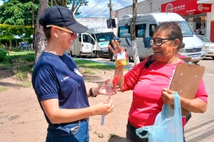 Dia Internacional da Mulher: GCM distribui rosas na área central