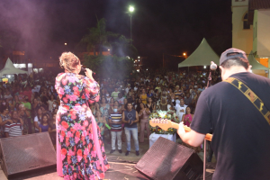 Fiéis lotam praça central para celebrar São Francisco de Paula