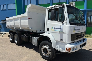 Prefeitura recupera caminhão para atender pequenos produtores