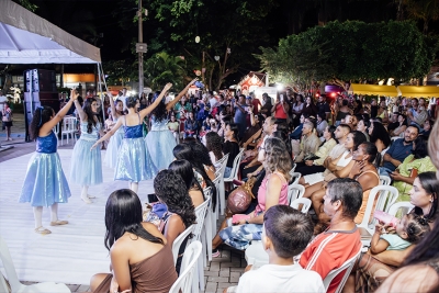 Apresentações teatrais e musicais encantam na quarta noite do Natal Iluminado