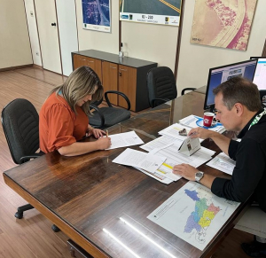 Prefeita Francimara assina convênio com o DER para o município receber o Programa Asfalto Presente do Governo do Estado