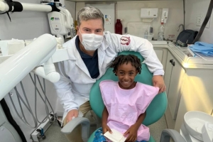 Odontomóvel leva tratamento odontológico à comunidade de Periquito