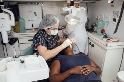 Cuidado com a saúde bucal, leva atendimento às comunidades e as crianças nas escolas