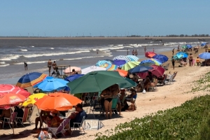 Praias lotadas marcam o sábado de Carnaval em São Francisco
