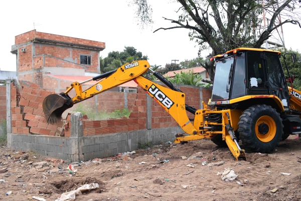 Construções irregulares são demolidas no Centro de SFI