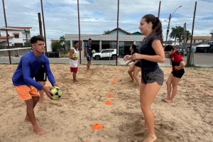 Oficinas de futevôlei e funcional agitam a praia de Guaxindiba na manhã deste sábado (24/01)