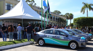 Prefeita entrega três veículos para transporte de pacientes