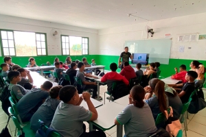 Alunos de SFI aprendem sobre segurança digital