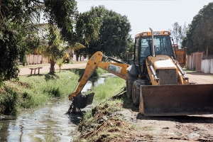 Prefeitura inicia limpeza e desassoreamento da Rua da Vala, em Guaxindiba