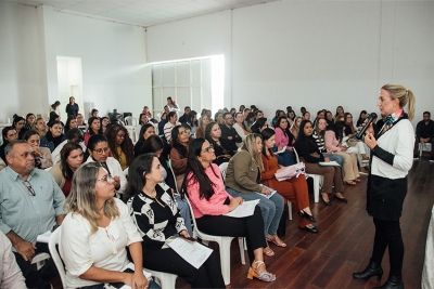 Prefeita visita SMECT e conversa com servidores