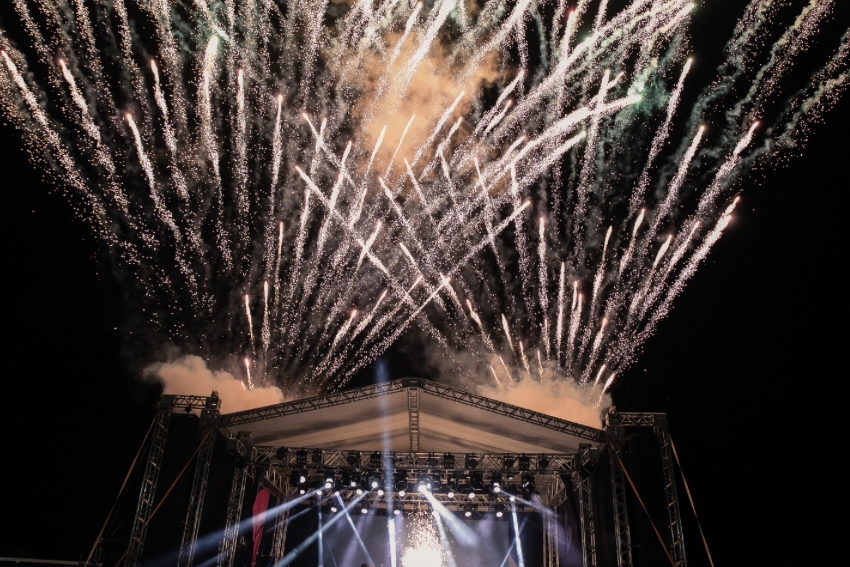 Réveillon 2026 terá queima de fogos e shows em seis praias