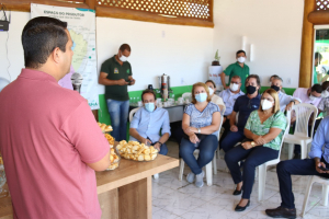 Apoio à produção de farinha de mandioca é tema de reunião no Espaço do Produtor