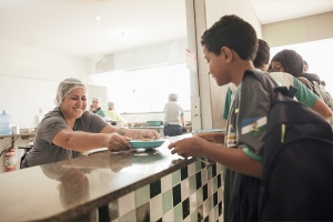 Cerca de 500 mil refeições são servidas mensalmente na merenda escolar