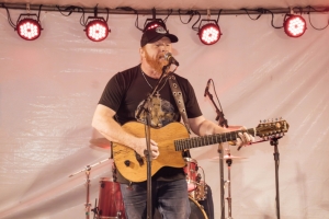 Rick Duarte anima moradores e turistas em Barra do Itabapoana