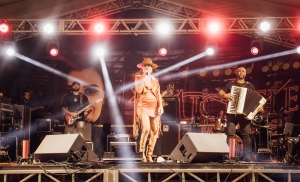 Michelle Freire anima público em Barra com música sertaneja