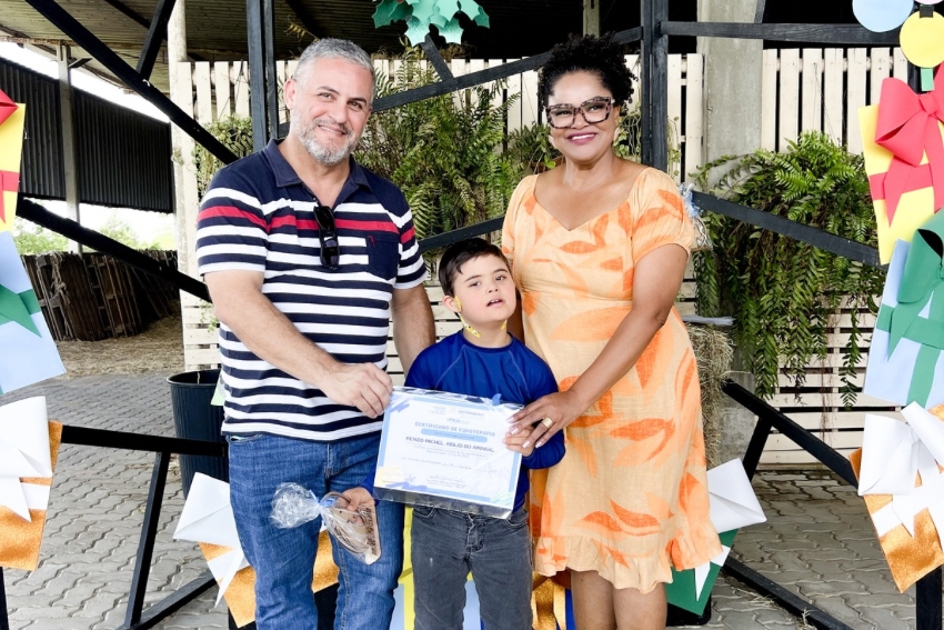 Crianças do projeto “Equoescola” recebem materiais didáticos