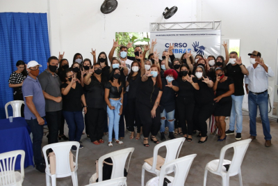 Curso de Libras: prefeita participa da formatura de 22 alunos