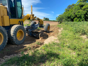 Produtores rurais recebem melhorias nas estradas de acesso a suas propriedades