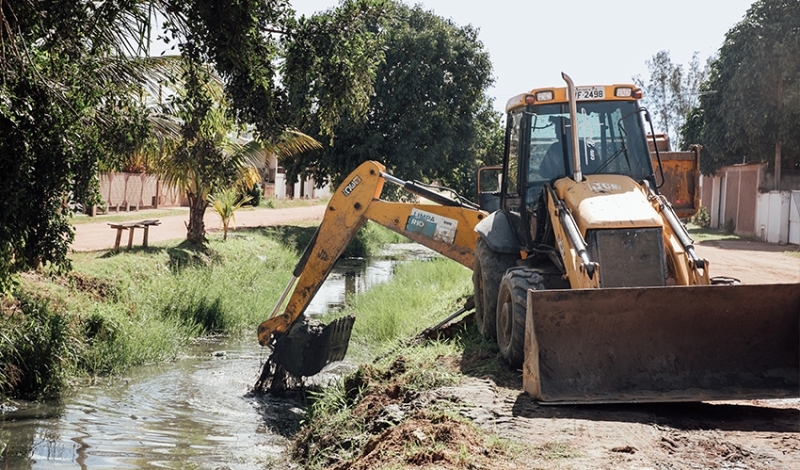 Prefeitura inicia limpeza e desassoreamento da Rua da Vala, em Guaxindiba